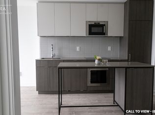 215 Lakeshore Rd W #213, Mississauga, ON L5H1G6