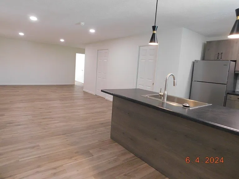 220 S Sycamore St — Photo 4