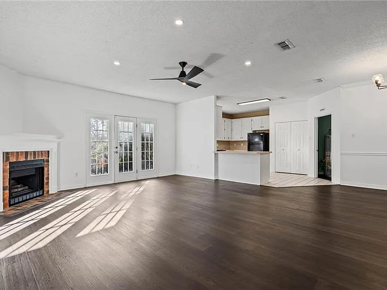 1263 Smithfield Rd E — Photo 2