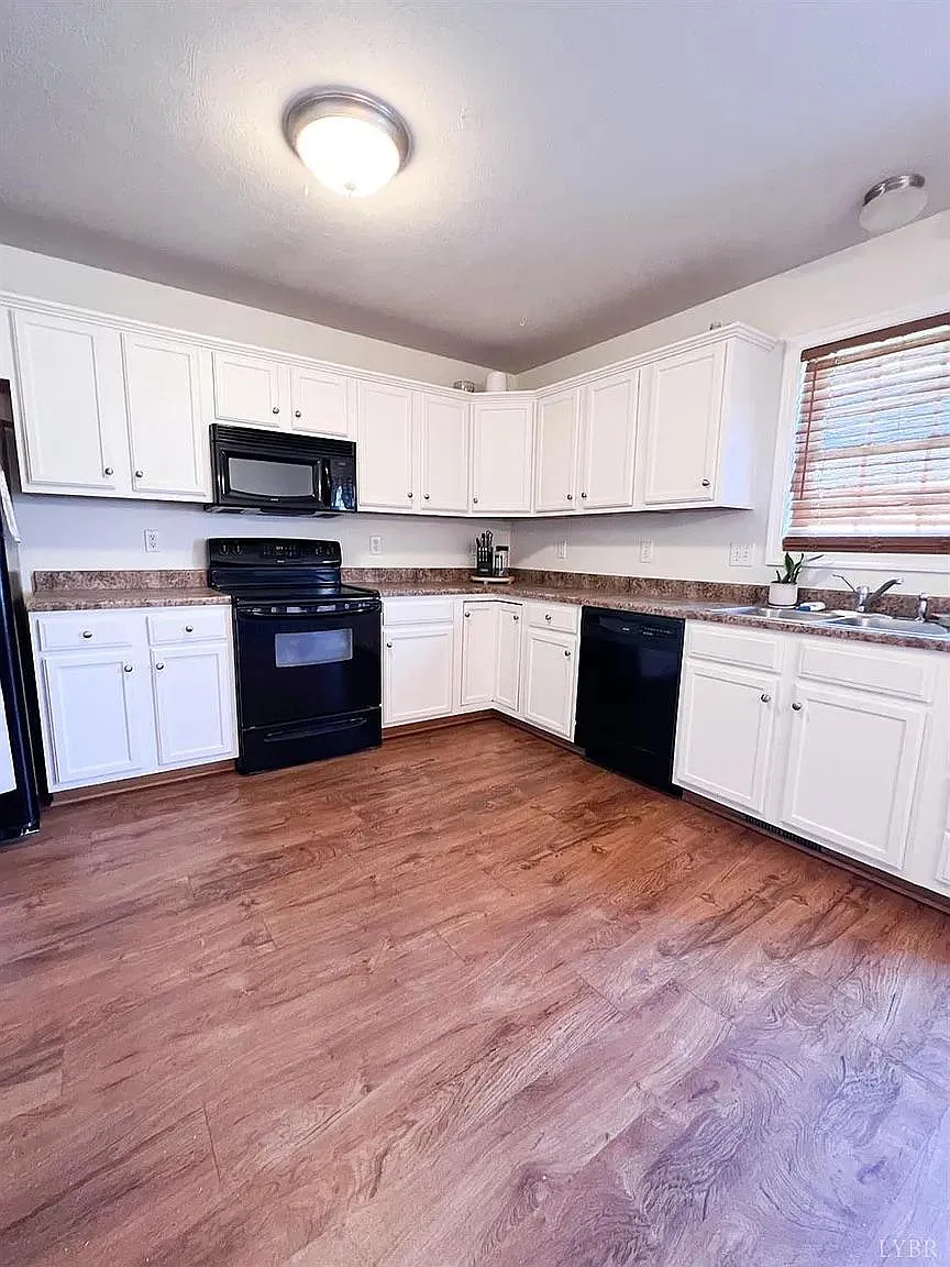 3 bed, 3.5 bath, 2190 sqft, $1,795 — Photo 2