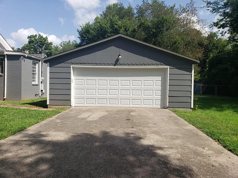 223 Richardson Ave — Photo 13