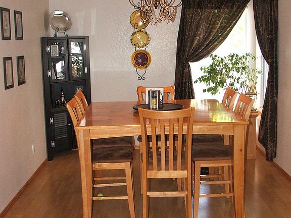 dining room w/ pergo flooring