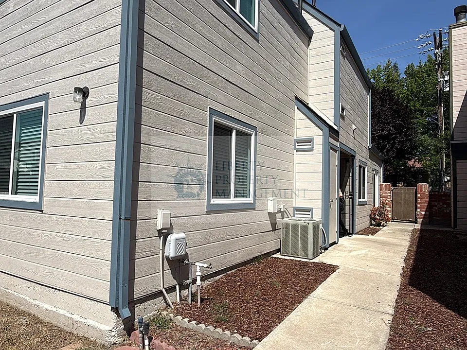424 Golf Cir E