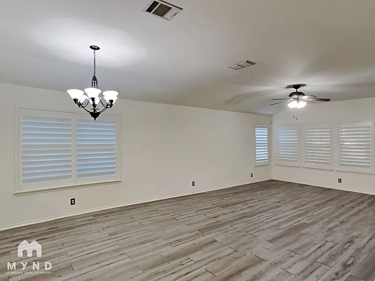 4611 Echo Lake Dr — Photo 2