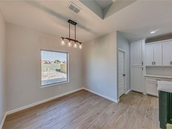 5th image of 620 N Kika De La Garza Blvd