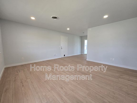 3rd image of 1309 W Beech Dr