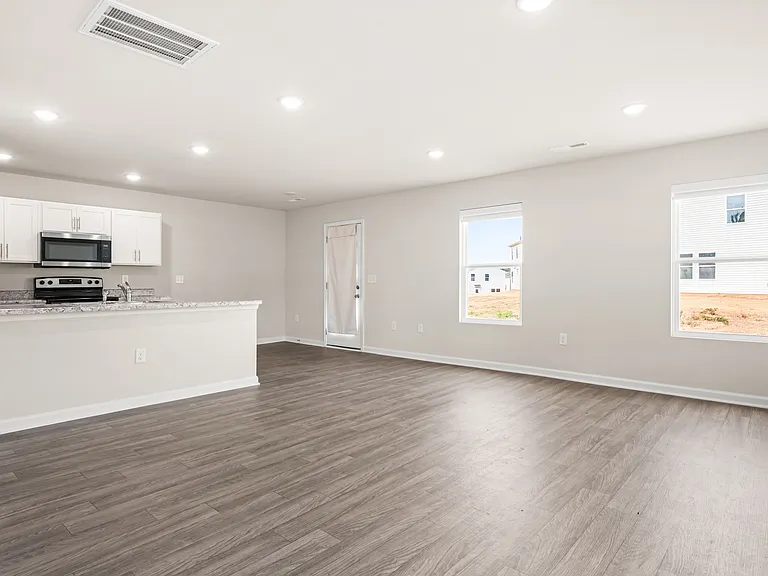 140 Lillian Ln — Photo 8