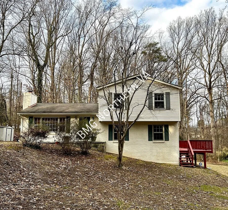 Tranquil 4 Bedroom 2.5 Bathroom on 1.5 Acres in Langley High School District In Great Falls — Photo 1
