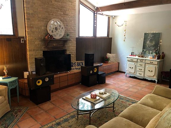 4th image of 2604 Carnarvon Ln #B