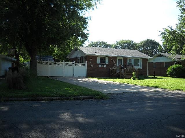 1st image of 835 Amherst Dr