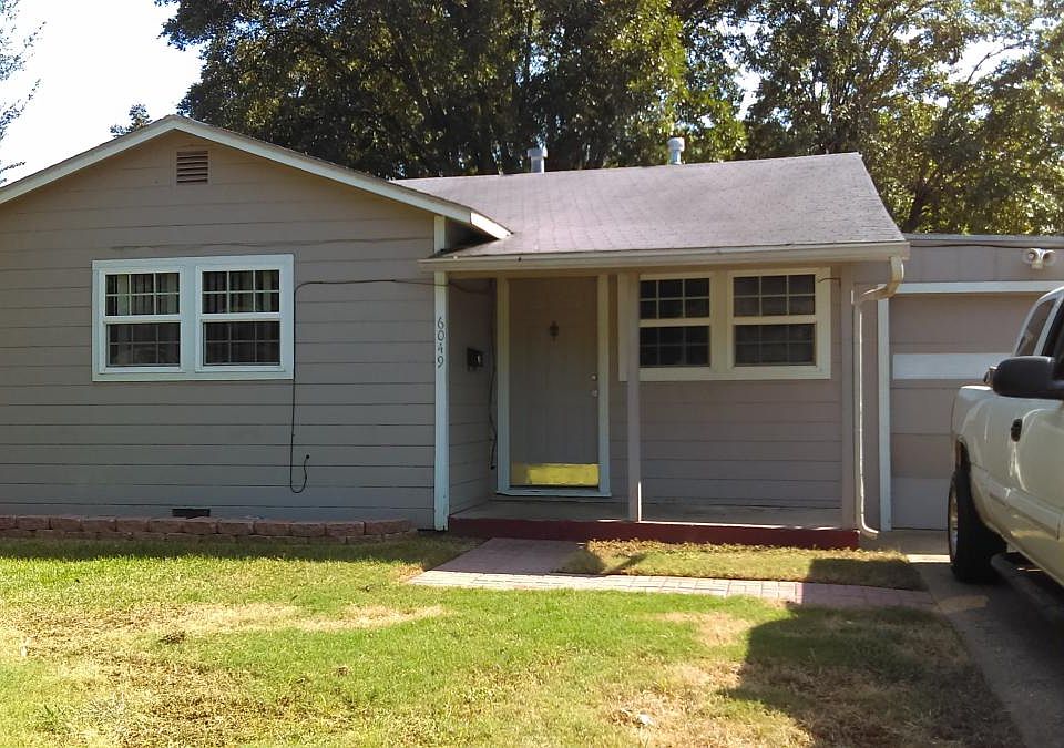 Street view. New white garage door since photo was taken.