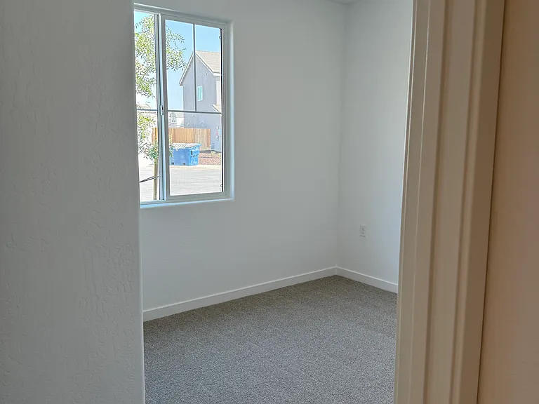 4489 N Phoenix Ave — Photo 23