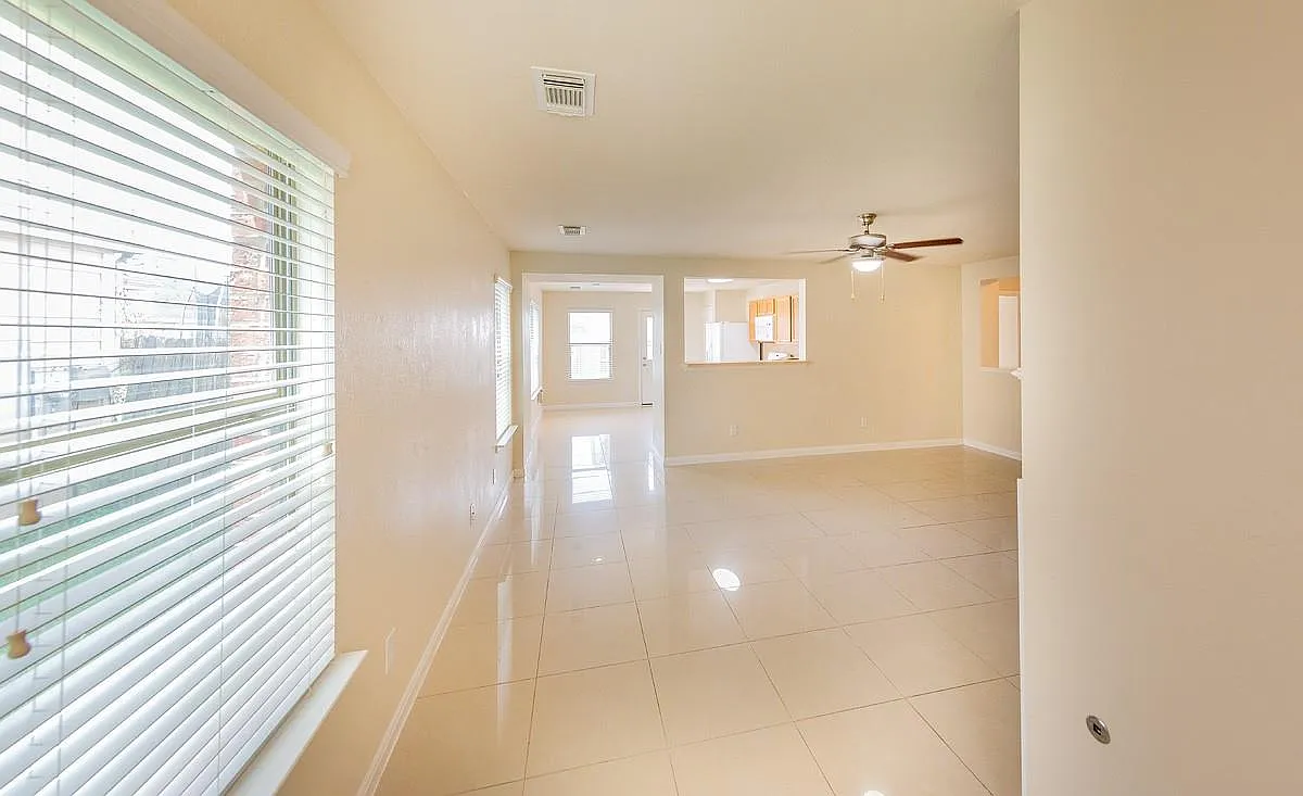 3 bed, 2.0 bath, 1575 sqft, $1,900 — Photo 3
