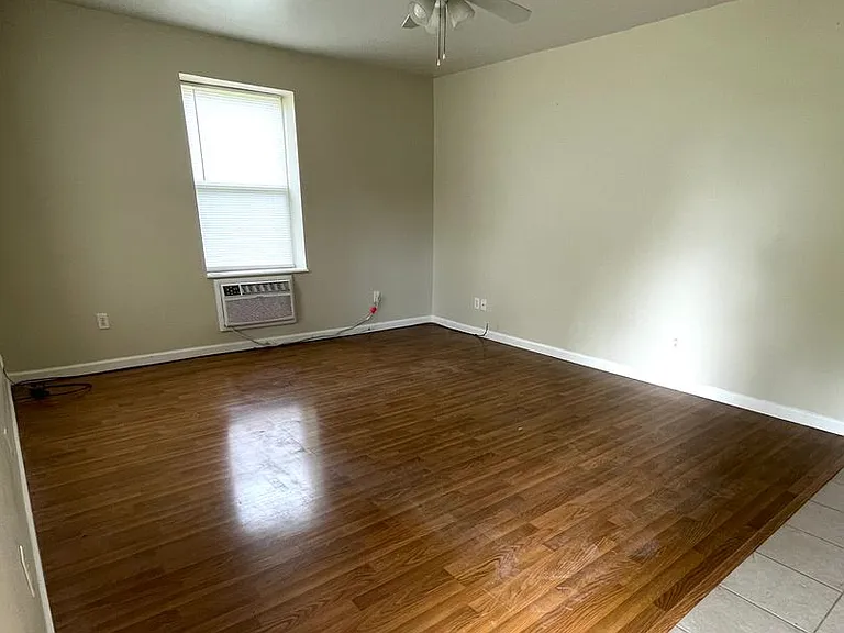 215 W 3rd St #1 — Photo 3
