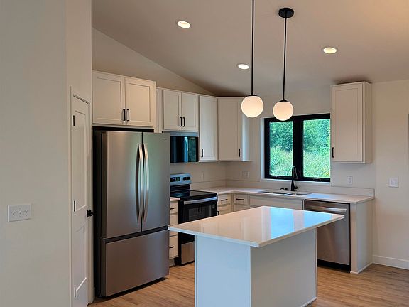 3rd image of 984 Bell Cir