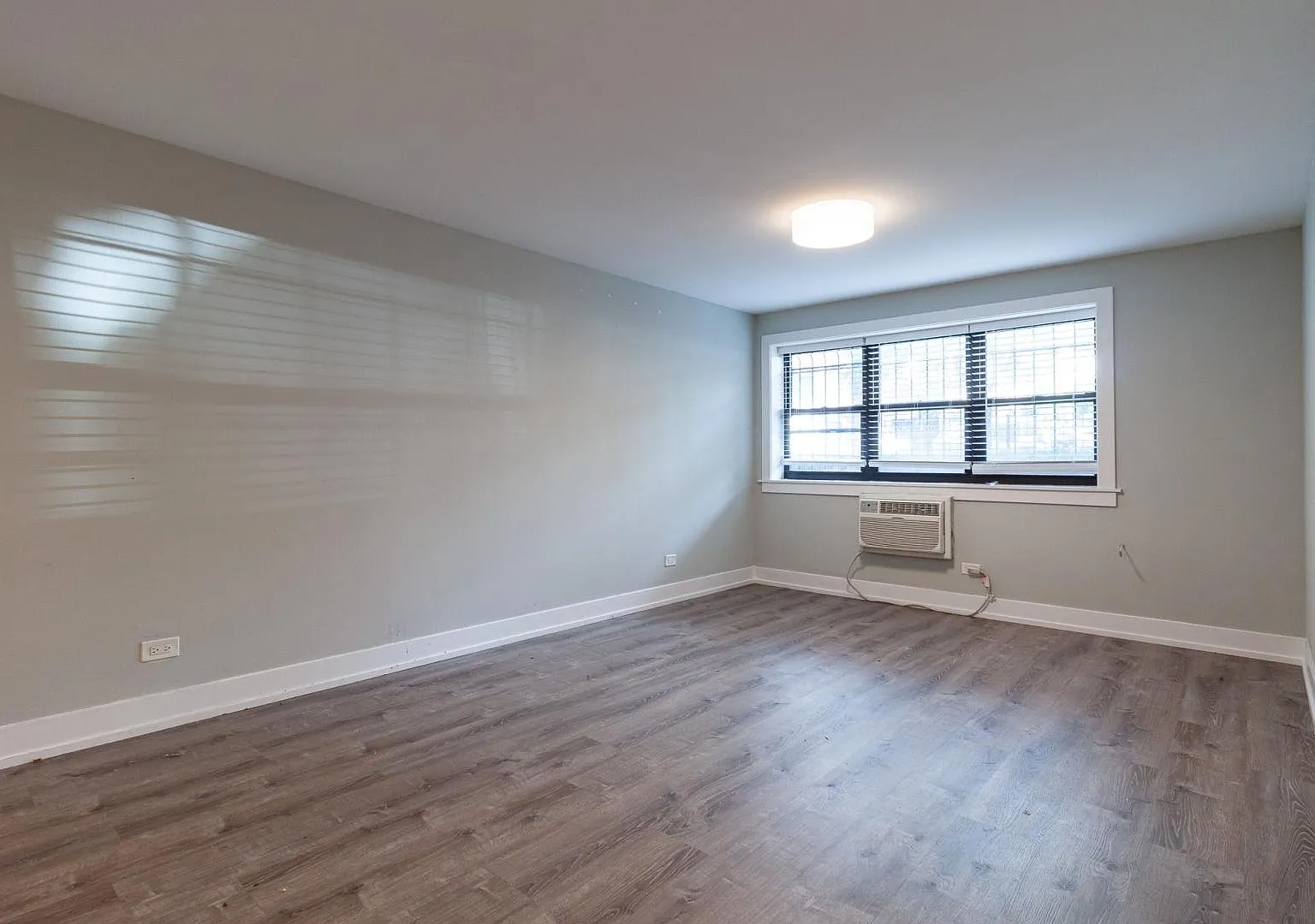 Charming 2 Bed Condo in Chicago | Updated Unit | Prime Location — Photo 3