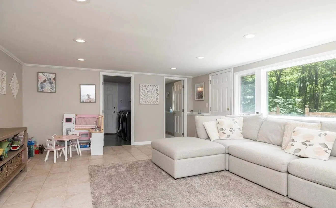 Delview 4bed 2.5 Bath — Photo 2