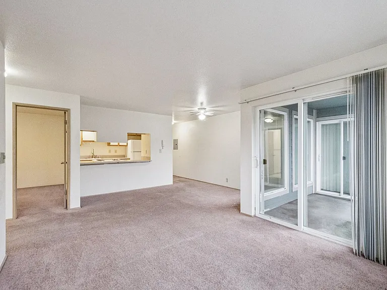 University Court Apartments — Photo 8