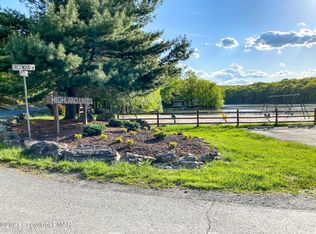 571 Lakeside Dr, East Stroudsburg, PA