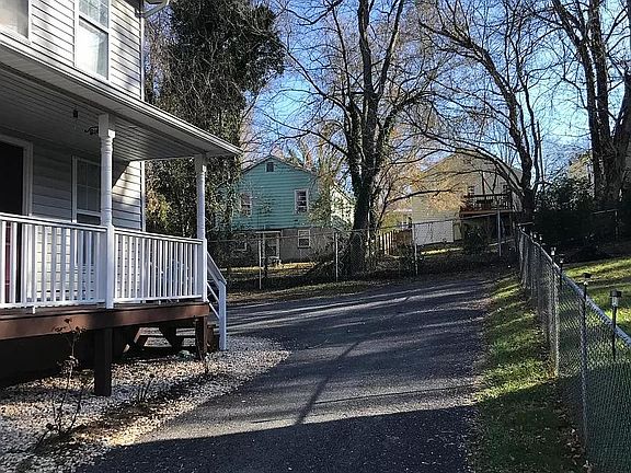 3rd image of 223 Senseney Ln