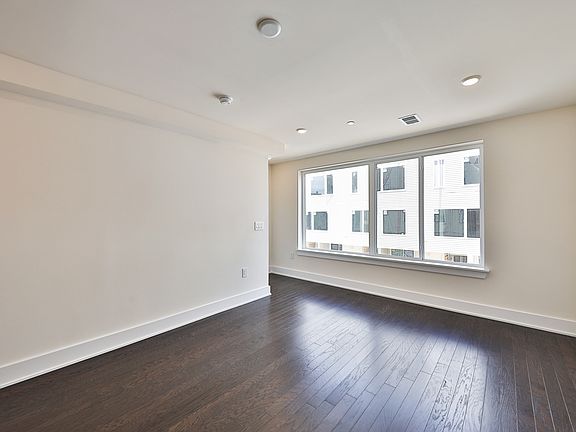 4th image of 2602 Emerald St #3