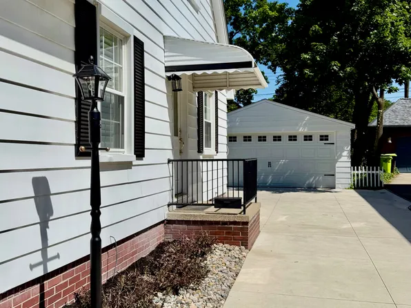 322 Glendale Ct, Rochester, MI 48307