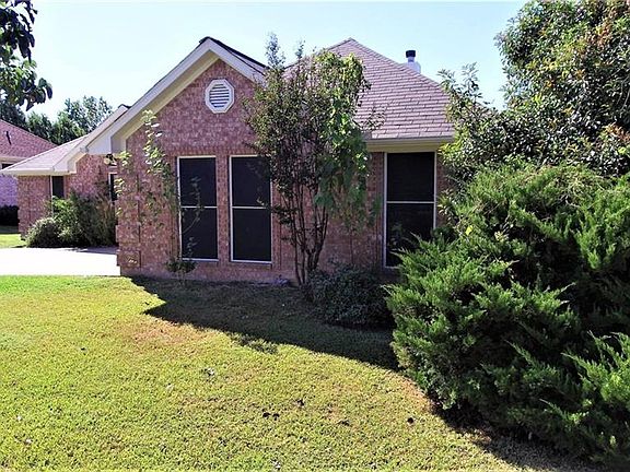3rd image of 3917 Yellowstone Pl