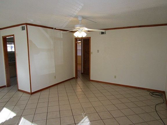2nd image of 2618 Roseland St