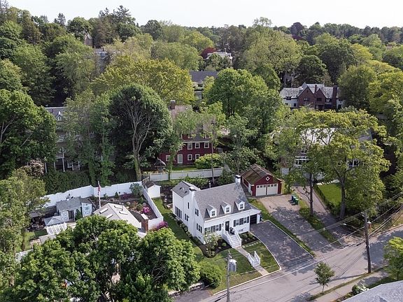 5th image of 112 Nonantum St