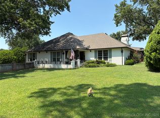 2701 Oxford Ct, Bartlesville, OK 74006