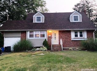 210 W 18th St, Deer Park, NY 11729