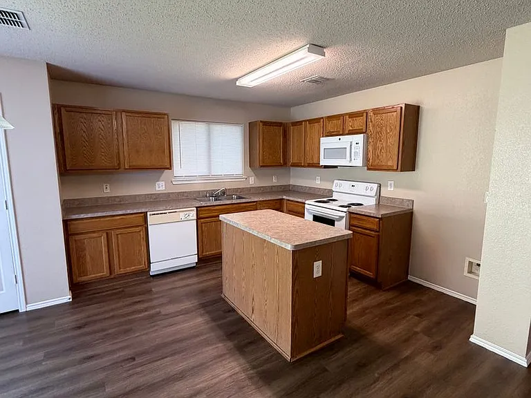 111 Palm Dr — Photo 7