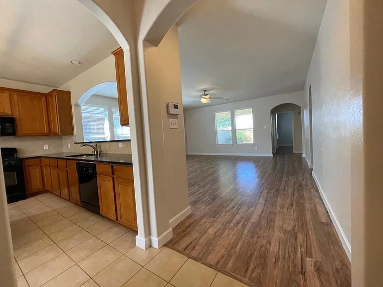 2313 Cantabria Ln — Photo 5
