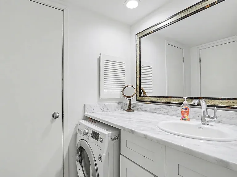 450 W 7th St #305 — Photo 6
