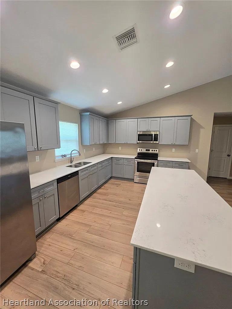 3 bed, 2.0 bath, 1795 sqft, $2,100 — Photo 4