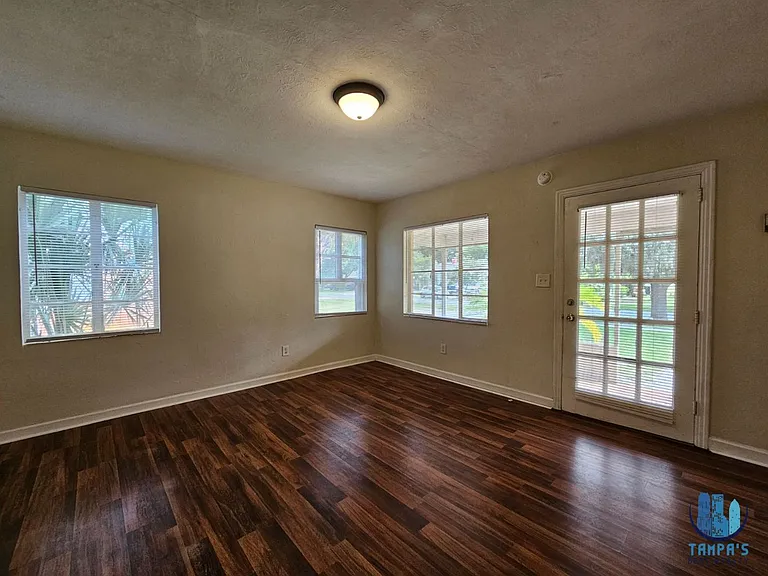 1516 Holly Rd — Photo 6