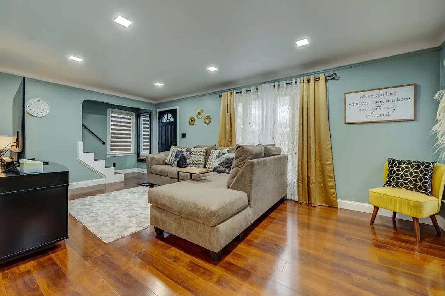2 bed, 1.0 bath, 1388 sqft, $2,730 — Photo 2