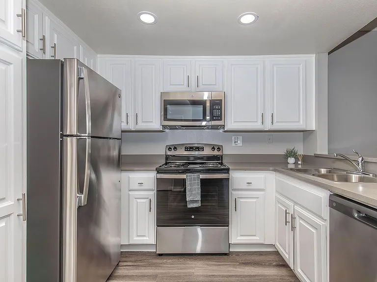 Club Pacifica Apartment Homes — Photo 36