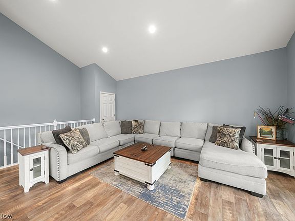 3rd image of 81 Lakeview St