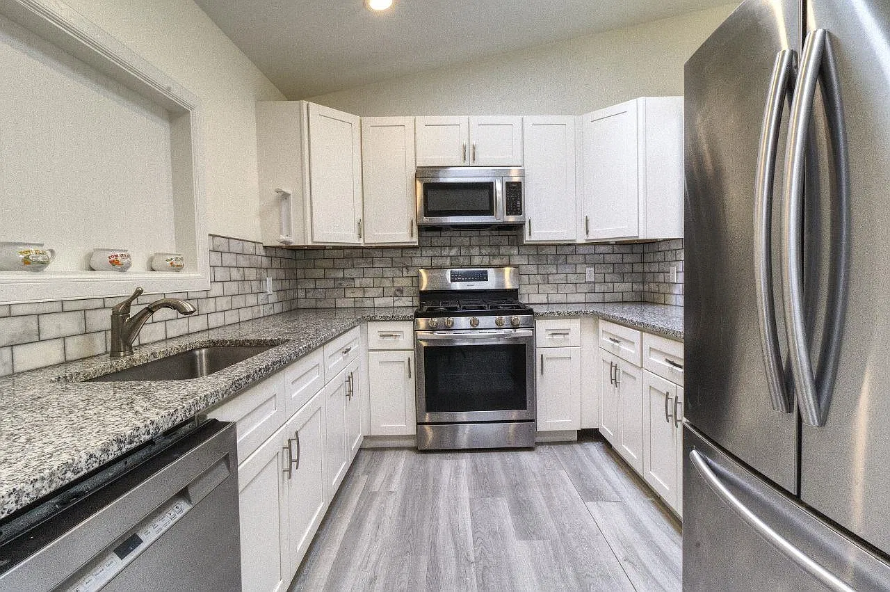 4 bed, 1.0 bath, 1758 sqft, $2,895 — Photo 2