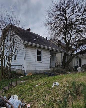4th image of 2001 W Riverview Ave