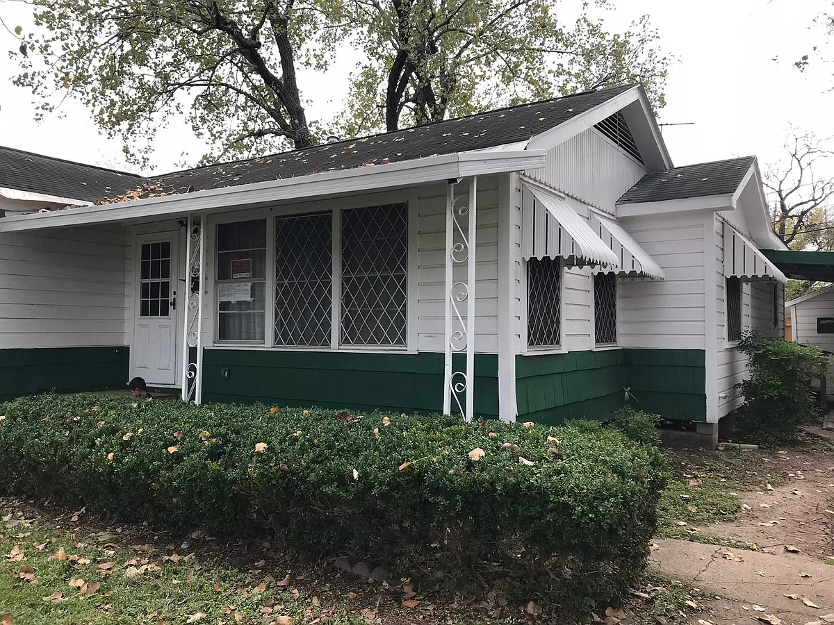 front entrance to home - 2208 7th St