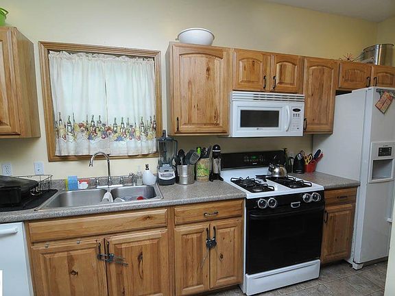 2nd image of 438 E Nelson St