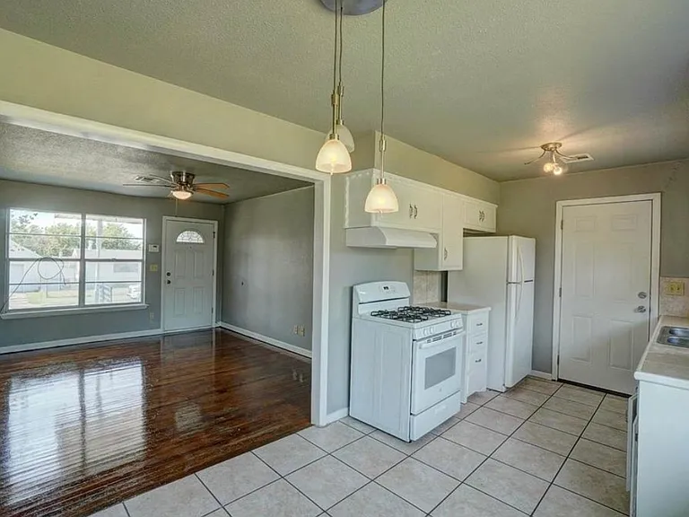 5325 NW Euclid Ave — Photo 9