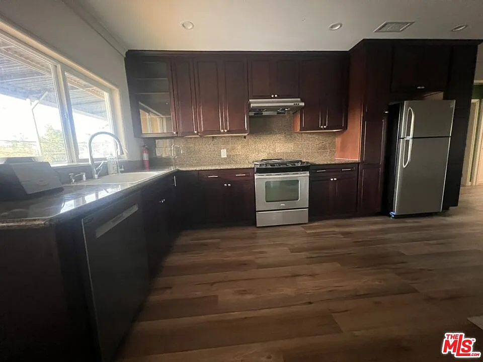 3 bed, 2.0 bath, 1500 sqft, $3,700 — Photo 3
