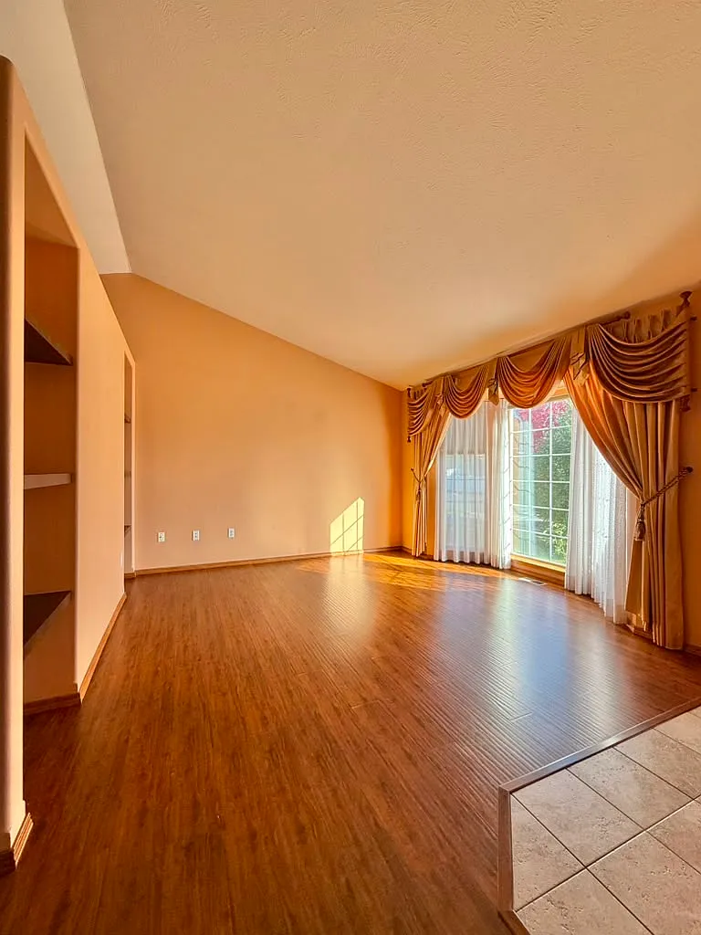 4 bed, 2282 sqft, $2,500 — Photo 2