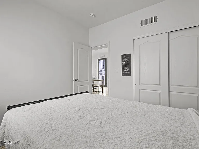13760 Blackburn Ave — Photo 16