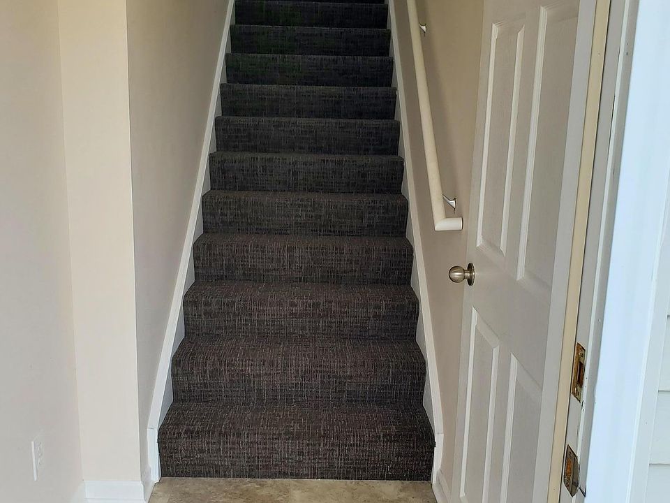 Entry way with closet