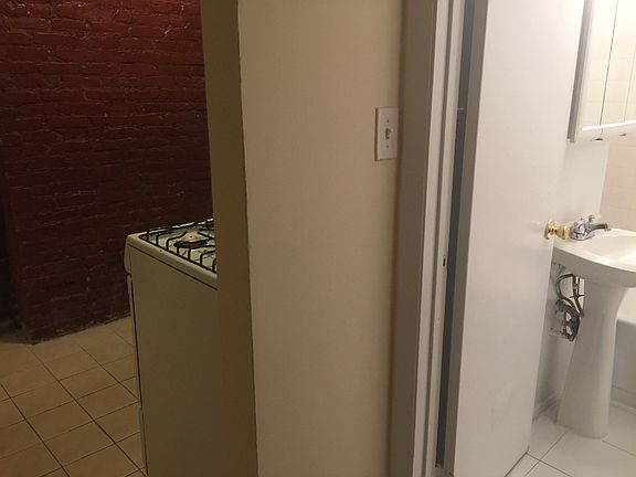 4th image of 425 W 45th St APT 2RE