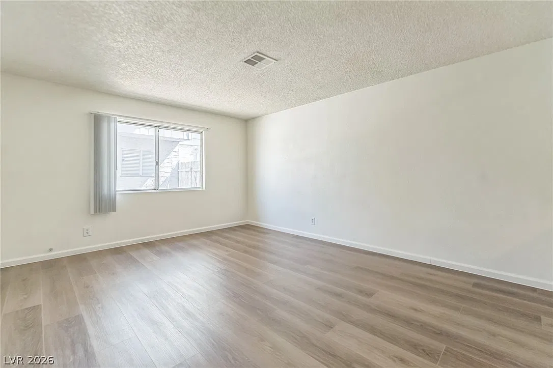 1 bed, 1.0 bath, 3748 sqft, $1,340 — Photo 3